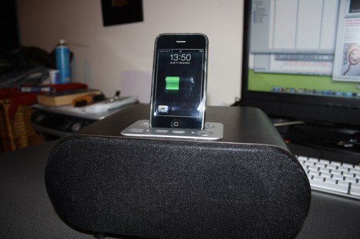 Novodio TuneTube HiFi Jr avec l'iPhone dessus