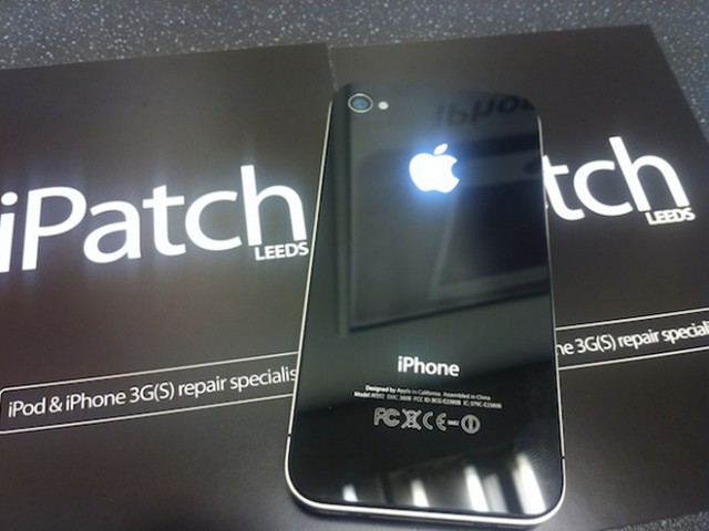 Un iPhone 4 avec une pomme qui brille dans le noir !