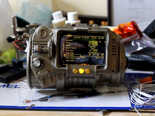 Un Pip-Boy 3000 réalisé avec un HTC Desire HD et avec un Kit Arduino !