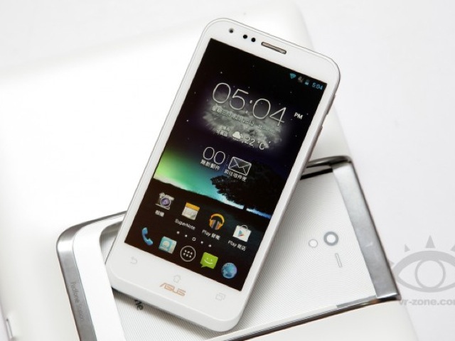 Quelques photos mettant en scène un Asus Padfone 2 blanc