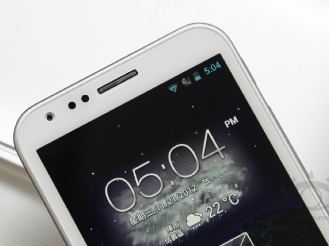 Quelques photos mettant en scène un Asus Padfone 2 blanc