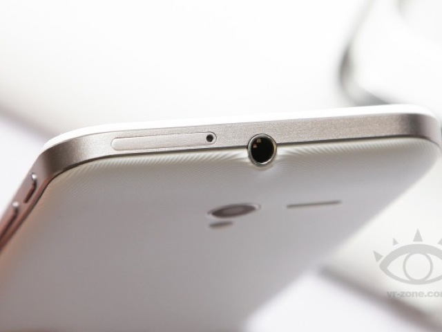 Quelques photos mettant en scène un Asus Padfone 2 blanc