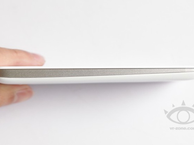 Quelques photos mettant en scène un Asus Padfone 2 blanc