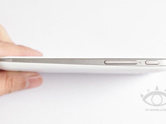 Quelques photos mettant en scène un Asus Padfone 2 blanc