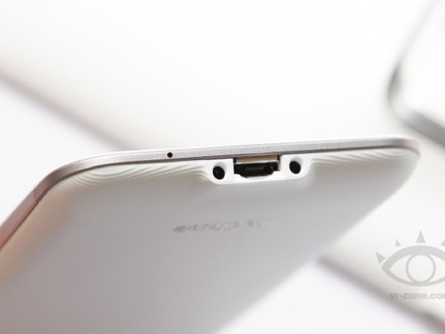 Quelques photos mettant en scène un Asus Padfone 2 blanc