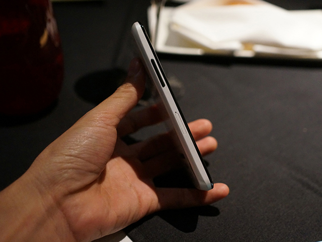 Nexus 4 blanc : de côté