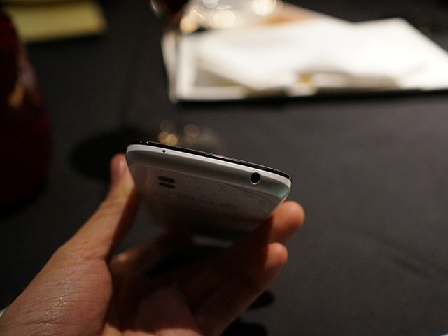 Nexus 4 blanc : vue de dessous