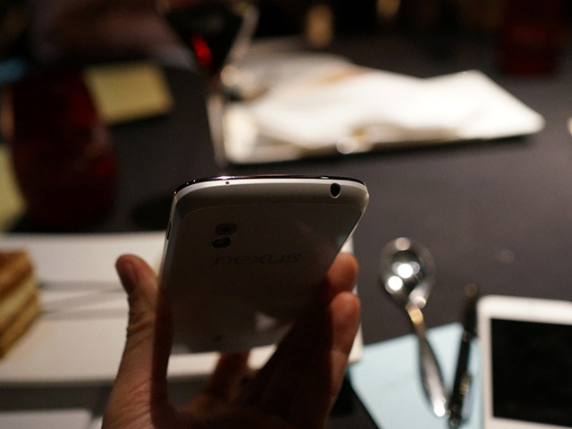 Nexus 4 blanc : vue de dessous