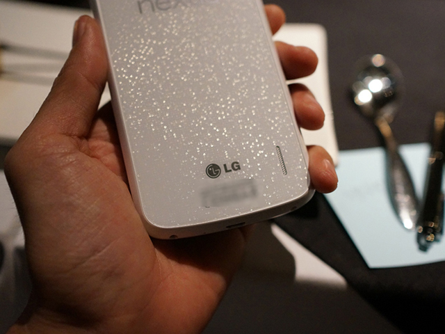 Nexus 4 blanc : seconde vue de dos