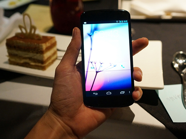Nexus 4 blanc : autre vue de face