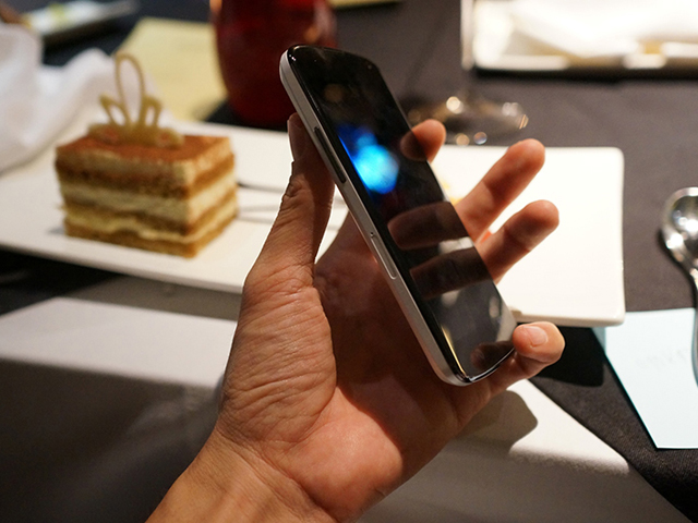 Nexus 4 blanc : vue de trois quart