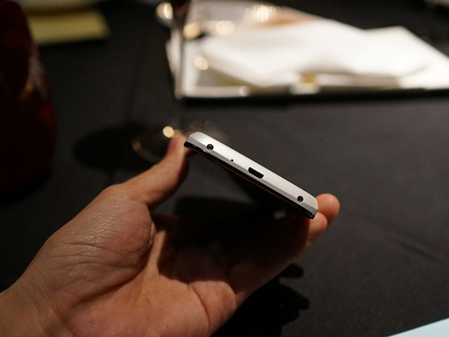 Nexus 4 blanc : bordure inférieure