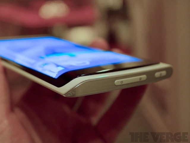  Samsung : bientôt un smartphone avec un écran recouvrant les tranches de l’appareil ?
