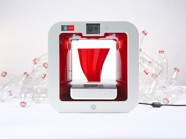  EKOCYCLE Cube, l’imprimante 3D qui recycle vos vieilles bouteilles