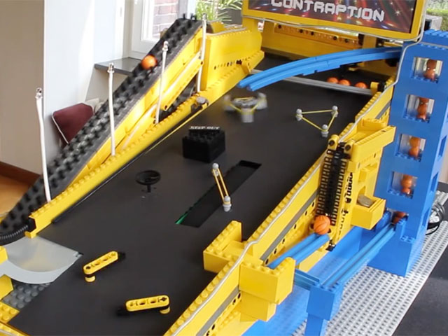  Arrêtez tout et venez tout de suite découvrir cet étonnant flipper construit avec des LEGO