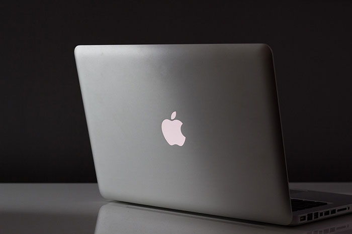  Marre de la pomme lumineuse de votre MacBook Pro ? Collez lui un de ces autocollants !
