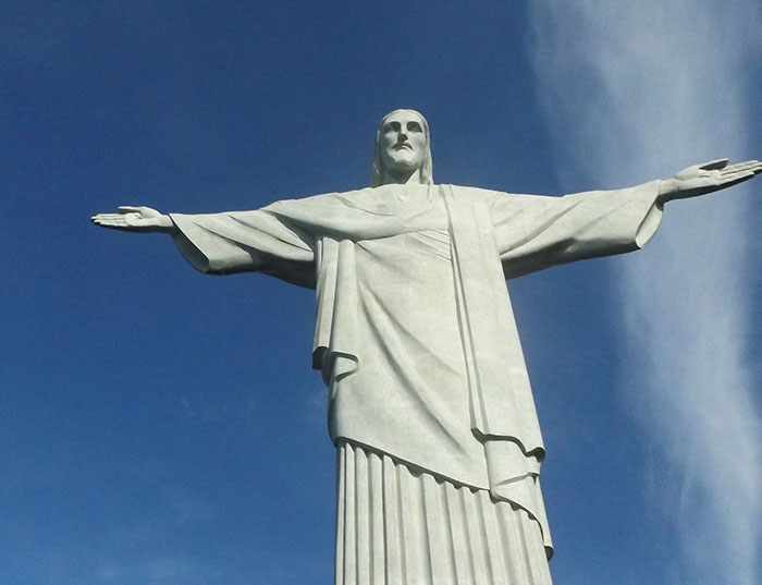 Ils ont escaladé la statue du Christ Rédempteur à Rio