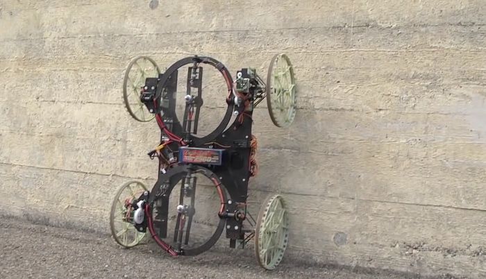 Ce robot roule sur les murs