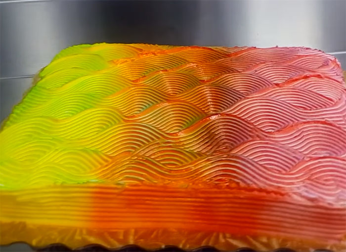  Ce gâteau psychédélique change de couleur en fonction de la lumière