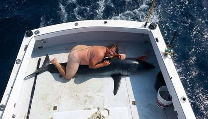  L’homme nu au requin mort a été identifié