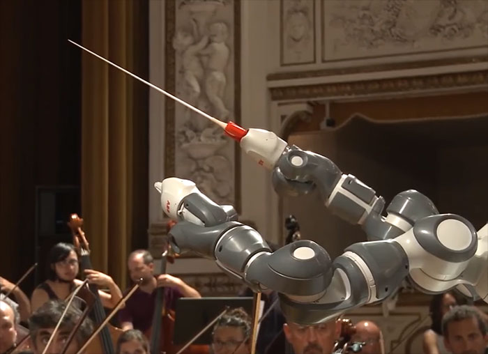 Premier concert réussi pour YuMi, le robot chef d’orchestre
