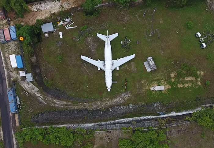  Un Boeing 737 abandonné au milieu d’un champ à Bali devient une attraction touristique