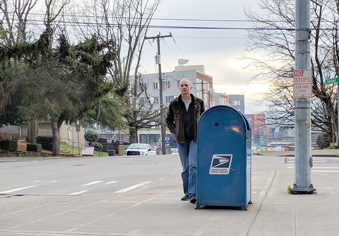  Cet homme s’est pris en photo avec toutes les boîtes aux lettres bleues de Seattle