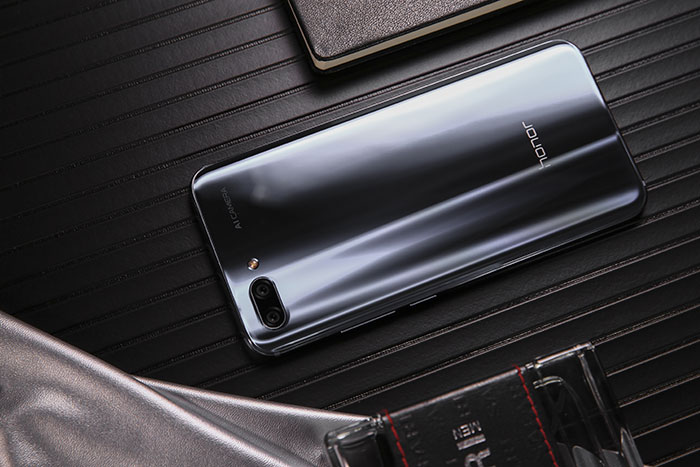 Le Honor 10 passe à 317 €, en noir cette fois