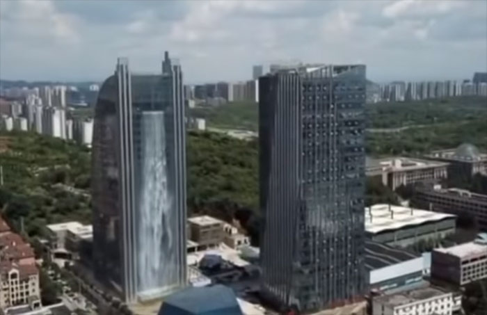  En Chine, des architectes ont placé une cascade artificielle dans un gratte-ciel