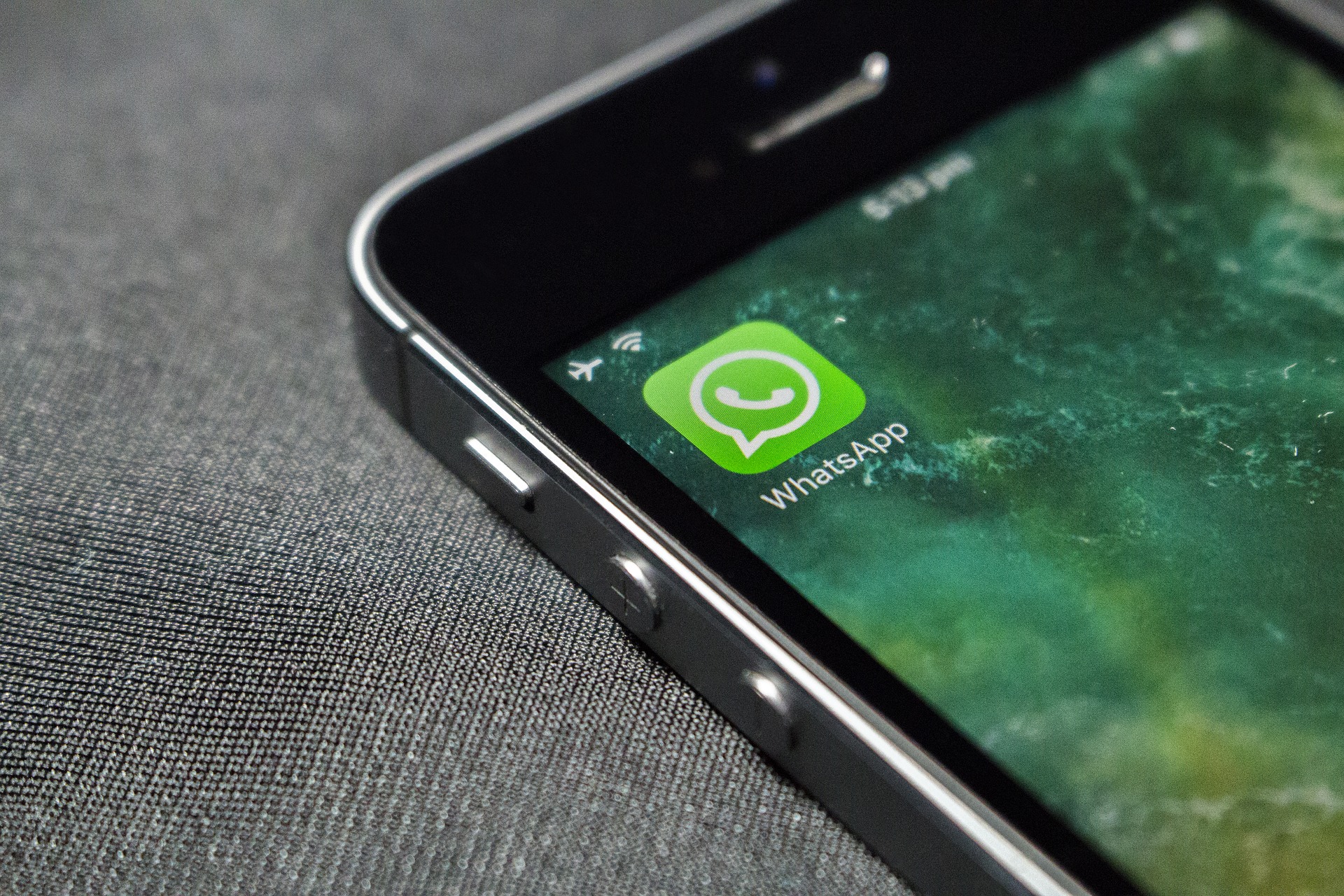  Fake News : Whatsapp, lui aussi, à la lutte au travers de la mention “transféré”