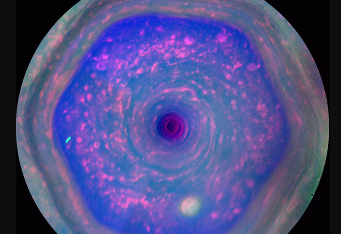  Un tourbillon hexagonal s’est formé au-dessus du pôle nord de Saturne