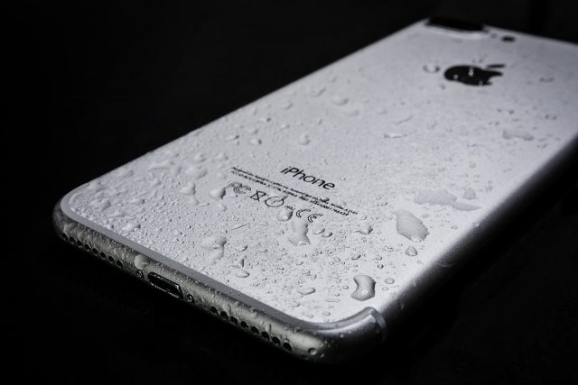 Iphone 11 Va Dans L Eau iPhone XI : du tactile sous l’eau pour plus de commodités
