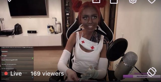 Twitch : une streameuse suspendue pour avoir peint son visage en noir lors d'un cosplay