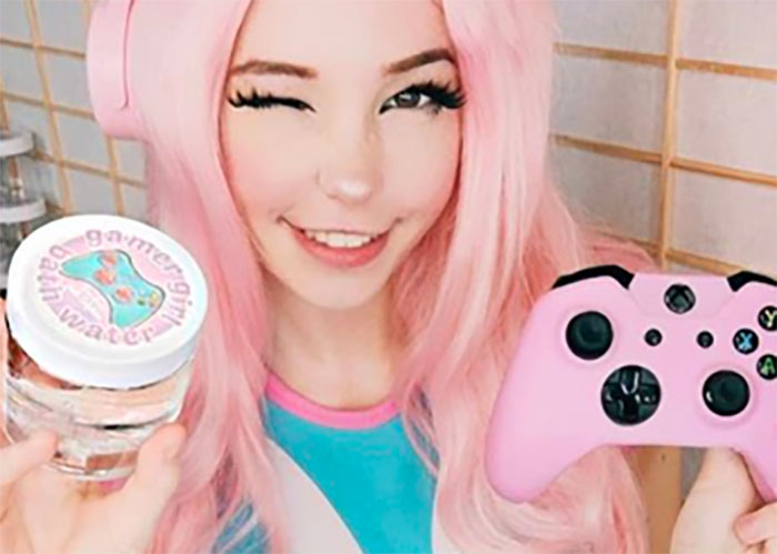 Quand une cosplayeuse vend l’eau de son bain pour troller ses followers