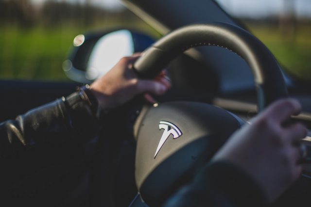 Le volant d'une Tesla