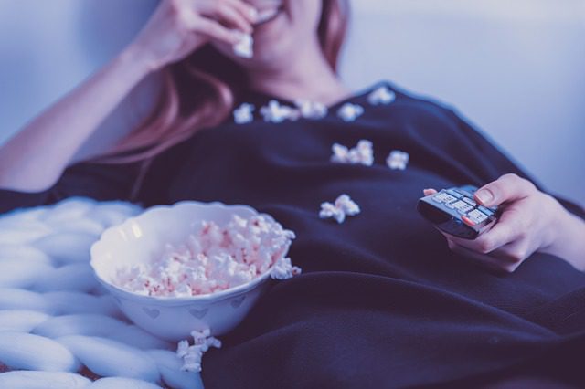 Manger du popcorn devant une bonne série