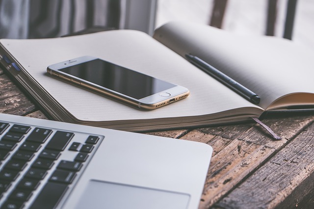 Un iphone posé sur un cahier