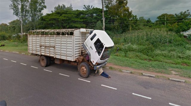 Un camion avalant son propriétaire dans Google Maps