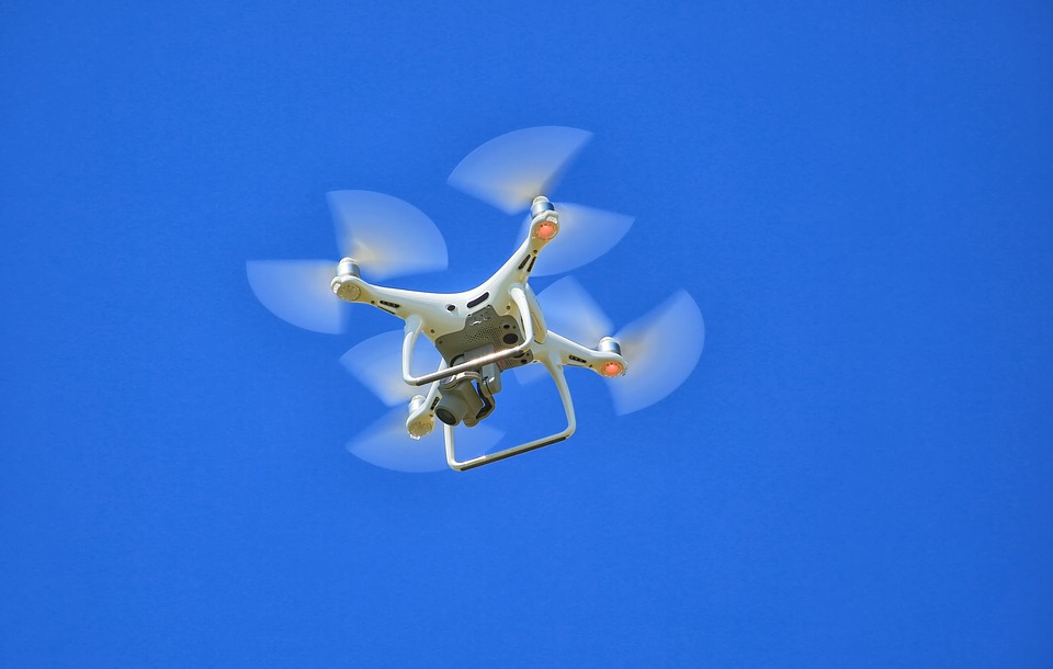 un drone volant dans le ciel