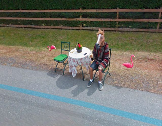 Mais que fait cet homme-cheval au bord de la route ?