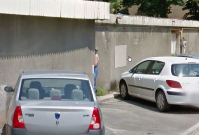 Un homme en train de se soulager derrière un mur