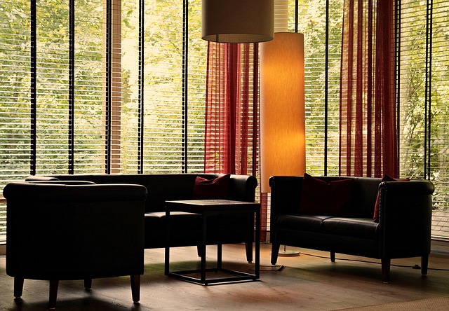 Des stores dans un salon