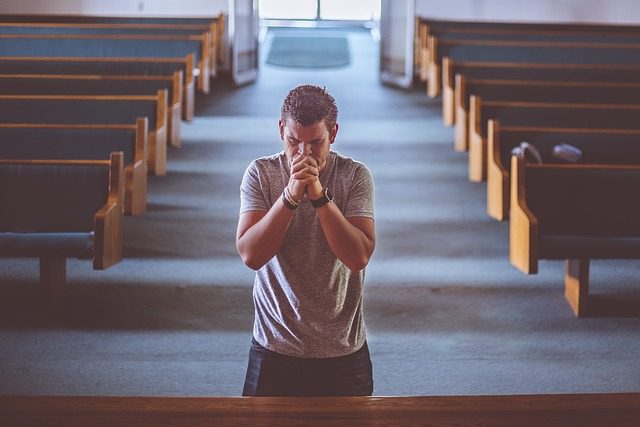 Un homme priant dans une église