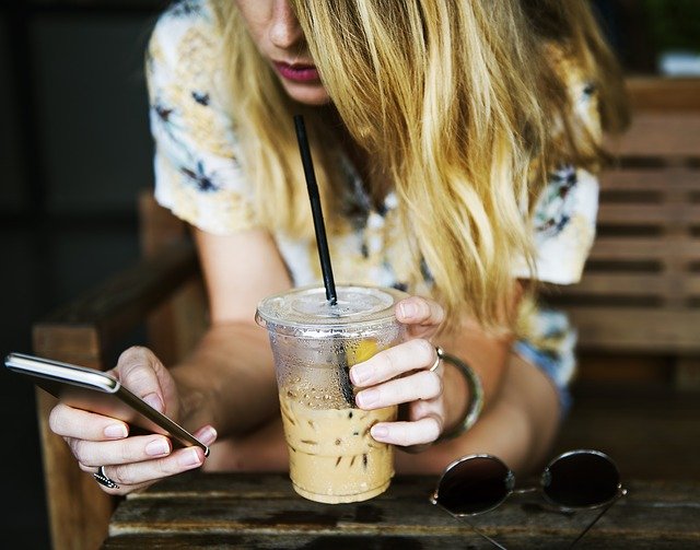 Un smartphone et un café, c'est la vie