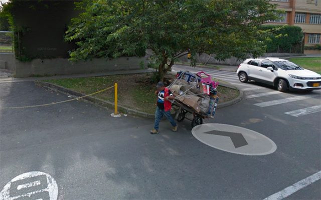 Un homme tirant un chariot dans Google Maps