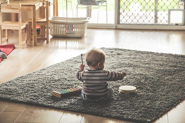 Un bébé en train de faire de la musique