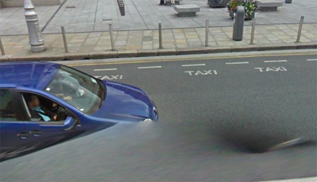 Quand un trou apparaît au beau milieu d'une route dans Google Maps