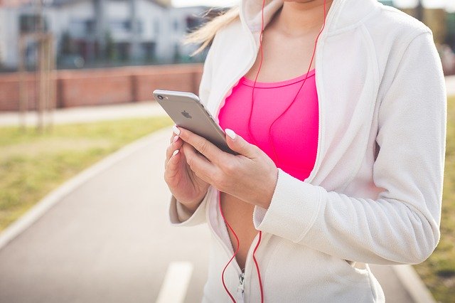 Une femme tenant un iPhone entre ses mains