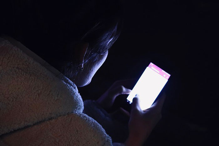 Un smartphone utilisé en pleine nuit