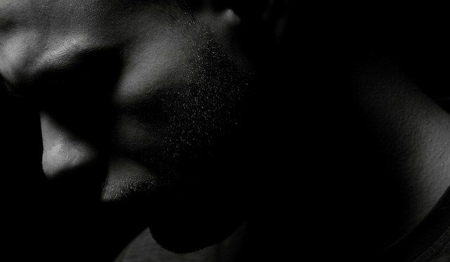 Un homme plongé dans la pénombre